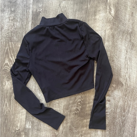 Black long sleeve crop top - Picture 2 of 4